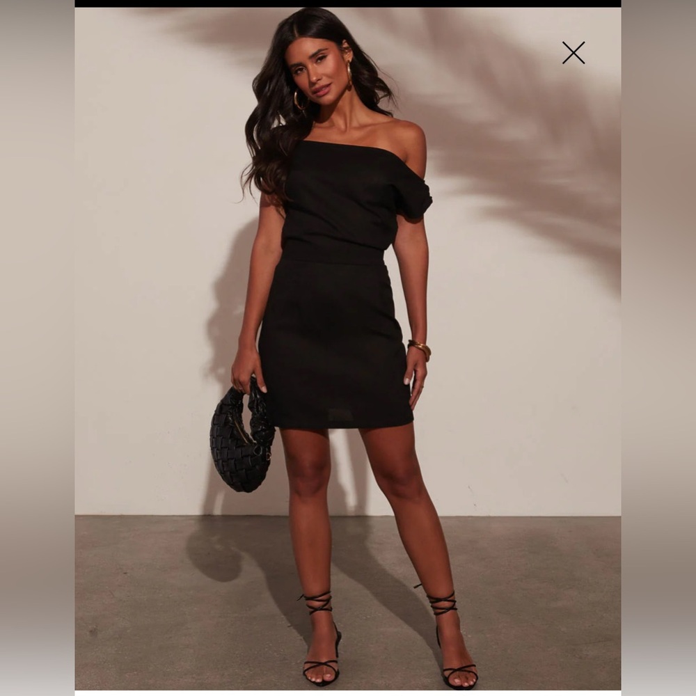 VICI Valencia One Shoulder Mini Dress NWT
Black size M. Model wearing size S